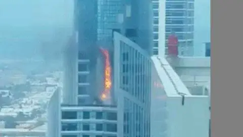 Una imagen de Twitter del incendio en Business Bay de Dubai.