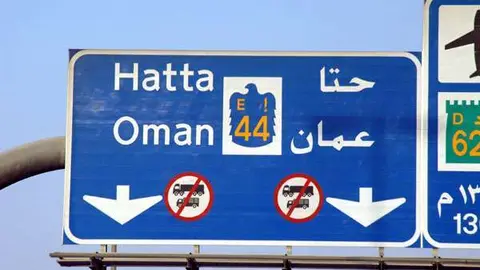 Señal indicadora en Dubai de la carretera de Hatta y Omán.