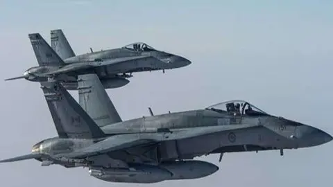 Los aviones de la coalición árabe sobrevuelan el norte de Saná.