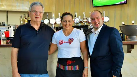 Judith Peixoto, junto a su esposo, Rolf Brandt, -izquierda- y al manager del restaurante, Jens Macheledt -derecha-. (Paule Knete)