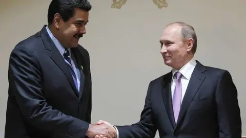 Maduro saluda a Putin en la III Cumbre de Exportadores de Gas celebrada en Teherán.