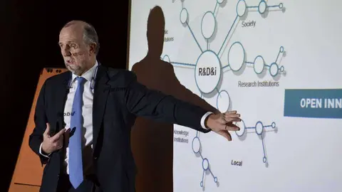 José Luis Angoso, director de Innovación y Alianzas de Indra, durante una conferencia en Dubai (Suhail Ali).