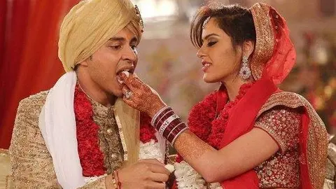 Los novios durante la lujosa boda.