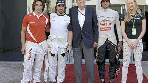 El rey Juan Carlos con los pilotos de Fórmula Uno españoles.