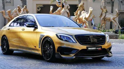 Este modelo de automóvil alcanza los 350 kilómetros por hora.