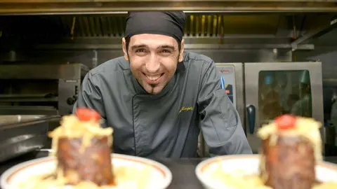El chef Luis Ezqueta, durante la noche española en el prestigoso Capital Club de Dubai. (EL CORREO)