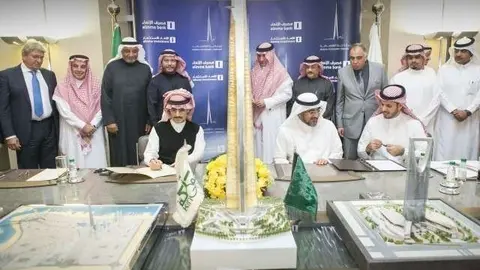 La firma del acuerdo que asegura los fondos para terminar la torre más alta.