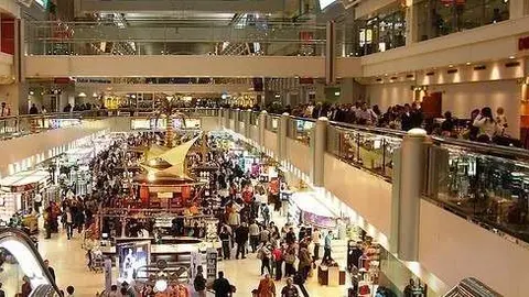 Una imagen de pasajeros en el aeropuerto de Dubai.