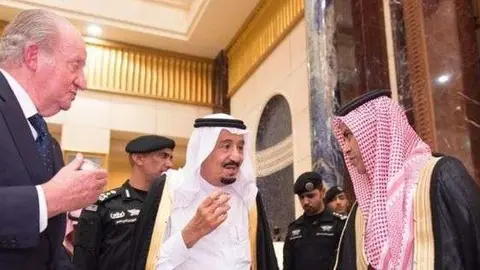 El rey Juan Carlos conversa con el rey de Arabia Saudita.