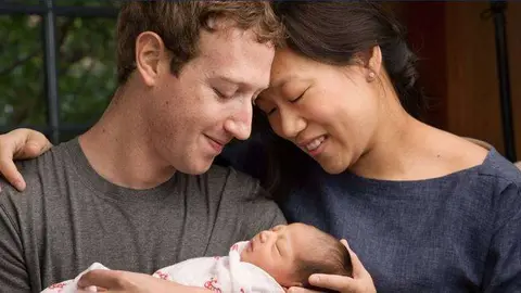 El fundador de Facebook junto a su mujer y su hija.