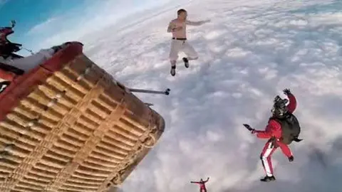 Pendikainen, descamisado, durante el salto.