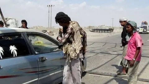 Miembros de los Comités Populares de Yemen inspeccionan un vehículo.
