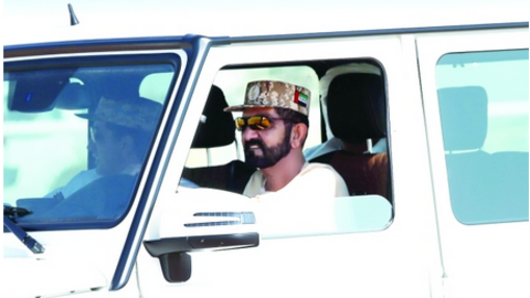 El gobernador de Dubai acudió al maratón conduciendo su propio coche.