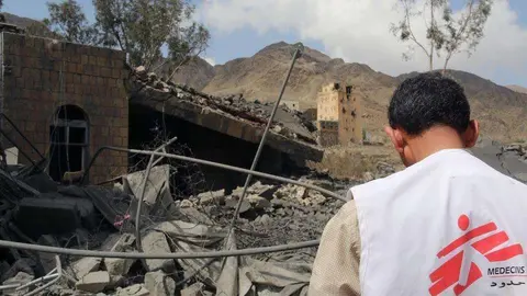 Personal de MSF frente al hospital destruido por ataques aéreos en Yemen. Foto: Médicos Sin Fronteras