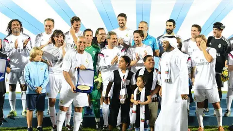 Roberto Carlos recibe el homenaje tras finalizar el encuentro. (Manaf K, Abbas)