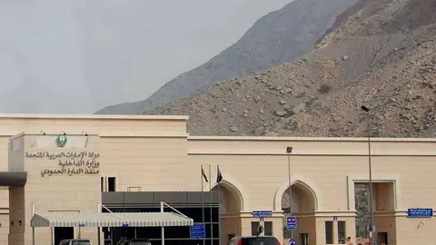 Una imagen de un paso fronterizo entre Omán y Emiratos.