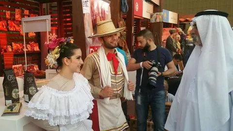 El jeque Nahyam bin Mubarak Al Nahyan, durante su visita al stand de Colombia. (EL CORREO)