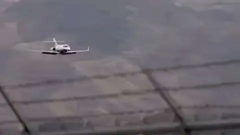 El avión aterrizó en un pequeño aeropuerto de California.