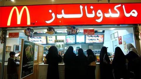 Mujeres árabes en el McDonald. (www.selliyal.com)