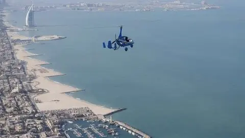 Una imagen de un autogiro en la playa de Dubai.