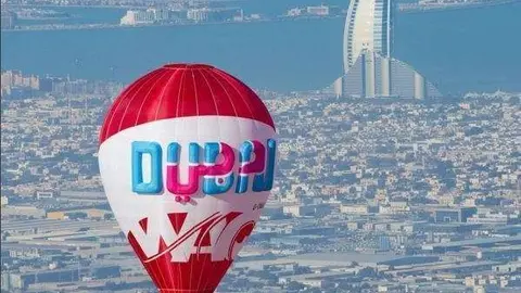 Un globo aerostático en la playa de Dubai.