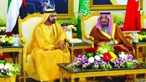 El gobernador de Dubai y el rey de Arabia Saudita durante la Cumbre del CCG.