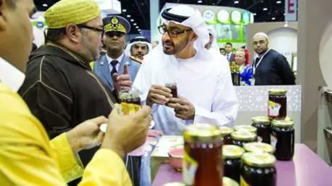 El rey de Marruecos y el príncipe heredero de Abu Dhabi en SIAL 2015.