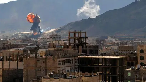 Los aviones yemeníes bombardean Saná.