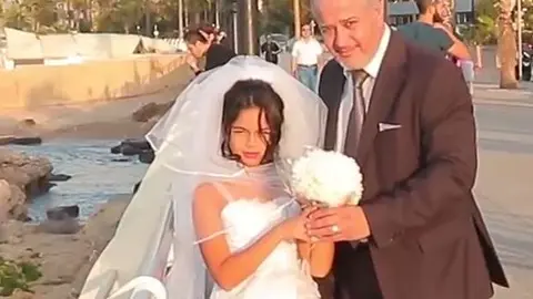 Una de las imágenes de la niña junto el anciano durante la sesión de fotos. (Emirates 24/7)