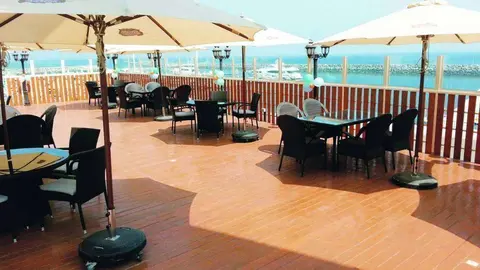 Terraza junto al mar del Golfo de Omán del restaurante RJJ's.