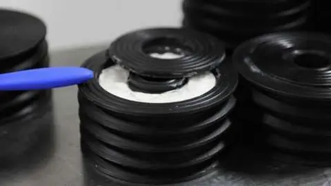 Compartimentos donde la pasajera guardaba la cocaína. (Internet)