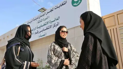 Efe: Mujeres saudies tras votar por primera vez