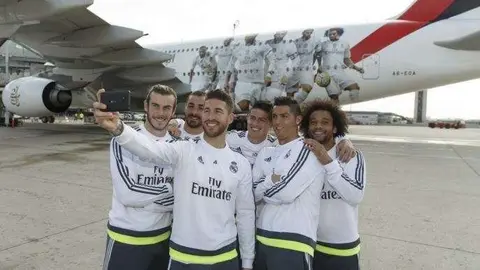 Los jugadores del Real Madrid junto al A 380 de Emirates.