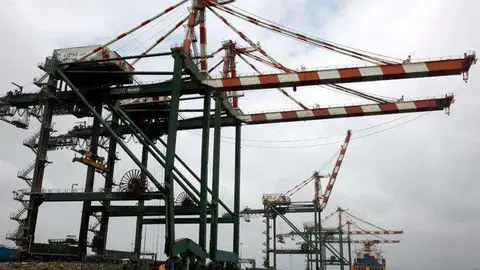 Terminal de contenedores en el puerto de Adén.