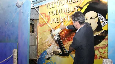 Raúl Simón bota las carabelas colombinas con el tradicional botellazo de cava. (EL CORREO DEL GOLFO)
