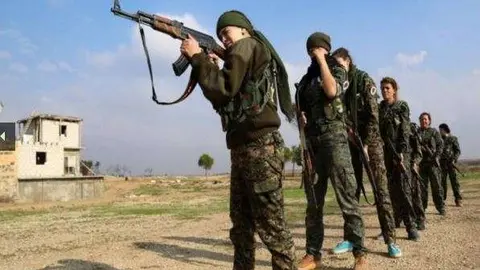 Mujeres siriacas durante un entrenamiento.
