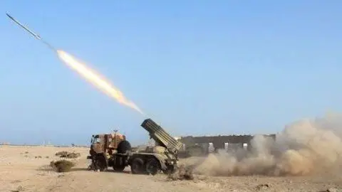 Los cohetes golpearon en un campamento del ejército en el Mar Rojo.