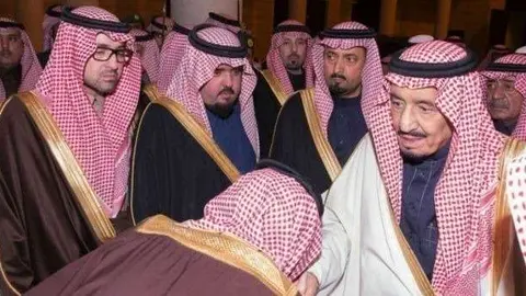 El rey Salman de Arabia Saudita junto a altos funcionarios del país.