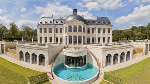 El castillo de Luis XIV se encuentra a las afueras de París.