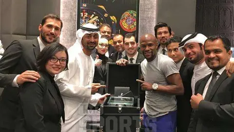 El boxeador con la compra en Dubai Mall.