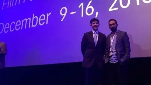 El director de Fotografía, David Gallego -derecha-, junto al cónsul de Colombia en Emiratos Árabes, Rafael Arismendy.