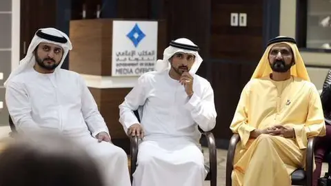 El jeque Al Maktoum con el príncipe heredero de Dubai y otro de sus hijos.