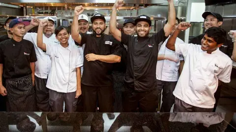 Equipo de The Hangout Latino en la cocina.