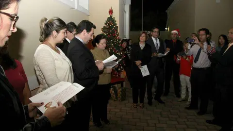 El embajador de Colombia, Faihan Al-fayez, participa junto a numerosos compatriotas en la Novena de Navidad. (EL CORREO DEL GOLFO)