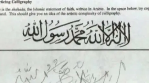 Los deberes en árabe causa de la polémica.