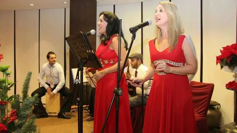 Las cantantes venezolanas Rosanna de Angelis y Sonia Carolina González. (EL CORREO DEL GOLFO)