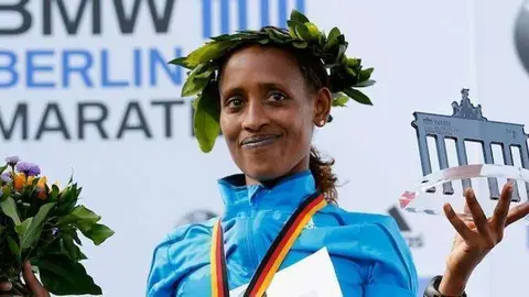 Tirfi Tsegaye en la Maratón de Berlín.