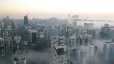 La densa niebla en Abu Dhabi.