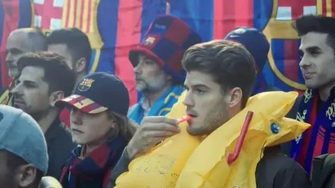 Los protagonistas del vídeo son los jugadores y el personal de cabina.