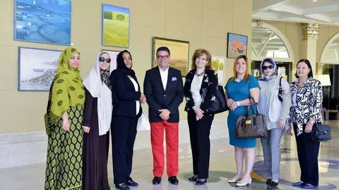 El pintor José Toledo acompañado por integrantes de la Asociación de Esposas de Embajadores en Emiratos Árabes. (Manaf K. Abbas)